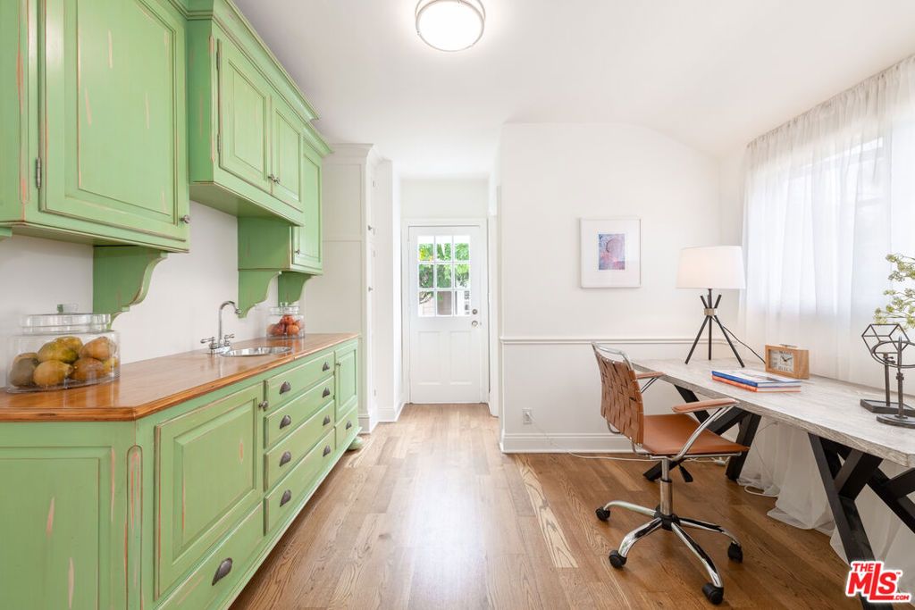 Image 13 of property listing at 5744 Calhoun Avenue, Sherman Oaks, CA 91401