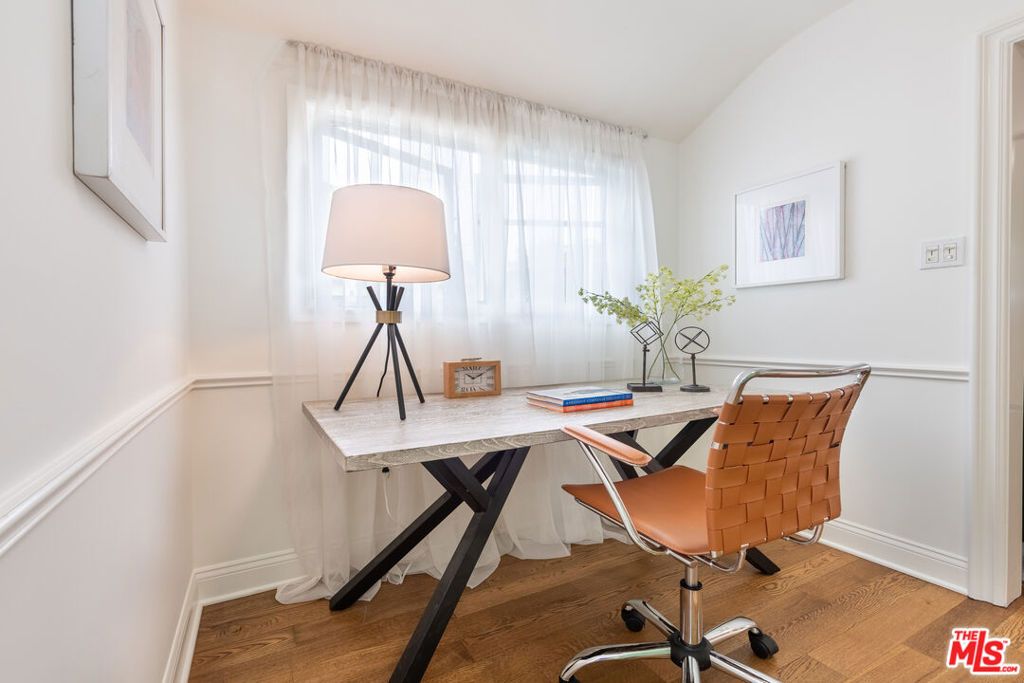 Image 14 of property listing at 5744 Calhoun Avenue, Sherman Oaks, CA 91401