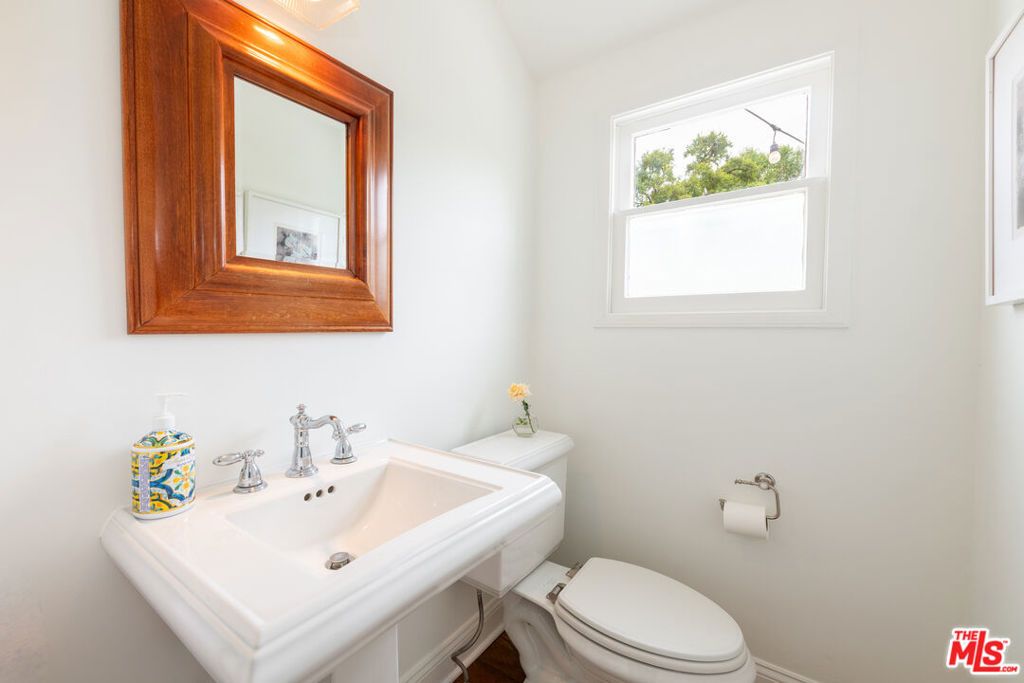 Image 15 of property listing at 5744 Calhoun Avenue, Sherman Oaks, CA 91401