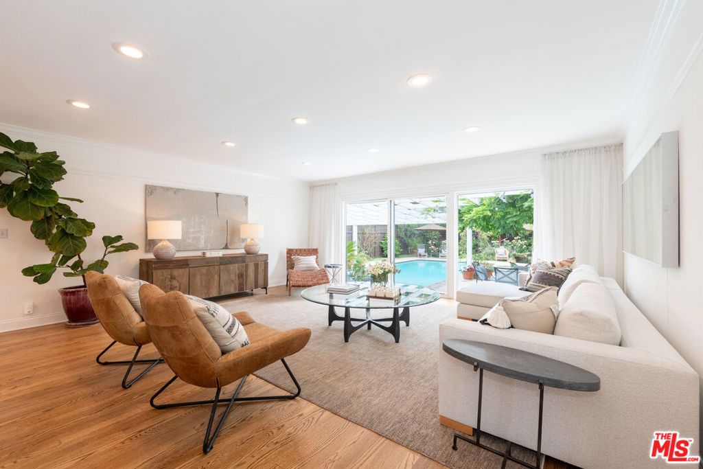 Image 17 of property listing at 5744 Calhoun Avenue, Sherman Oaks, CA 91401