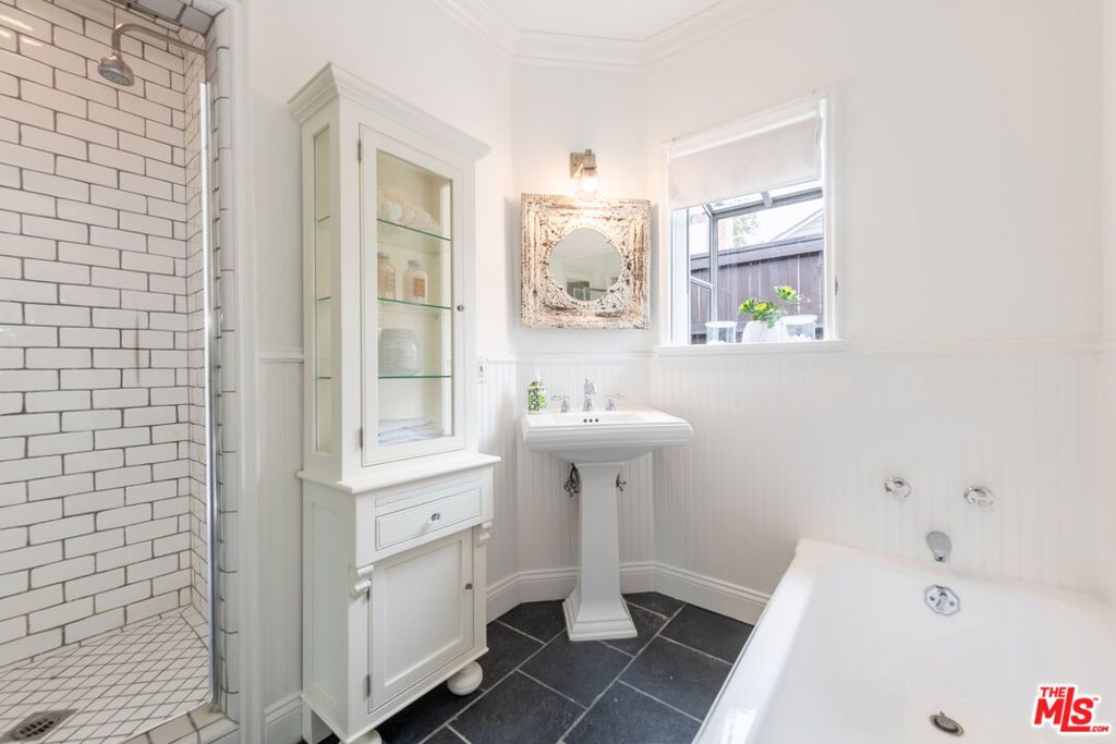 Image 22 of property listing at 5744 Calhoun Avenue, Sherman Oaks, CA 91401