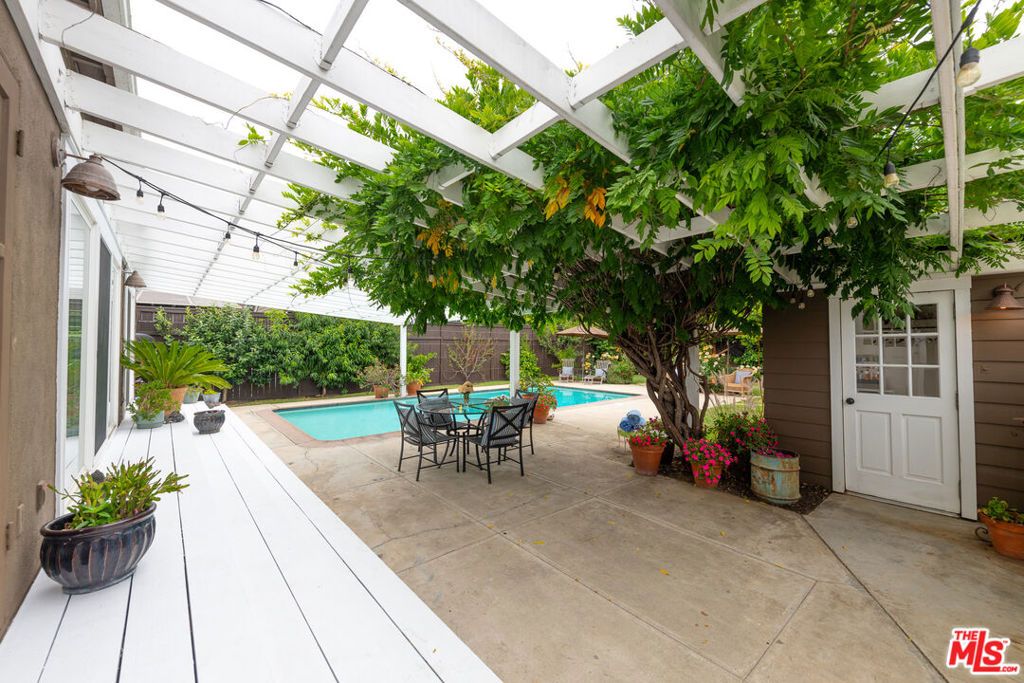 Image 25 of property listing at 5744 Calhoun Avenue, Sherman Oaks, CA 91401