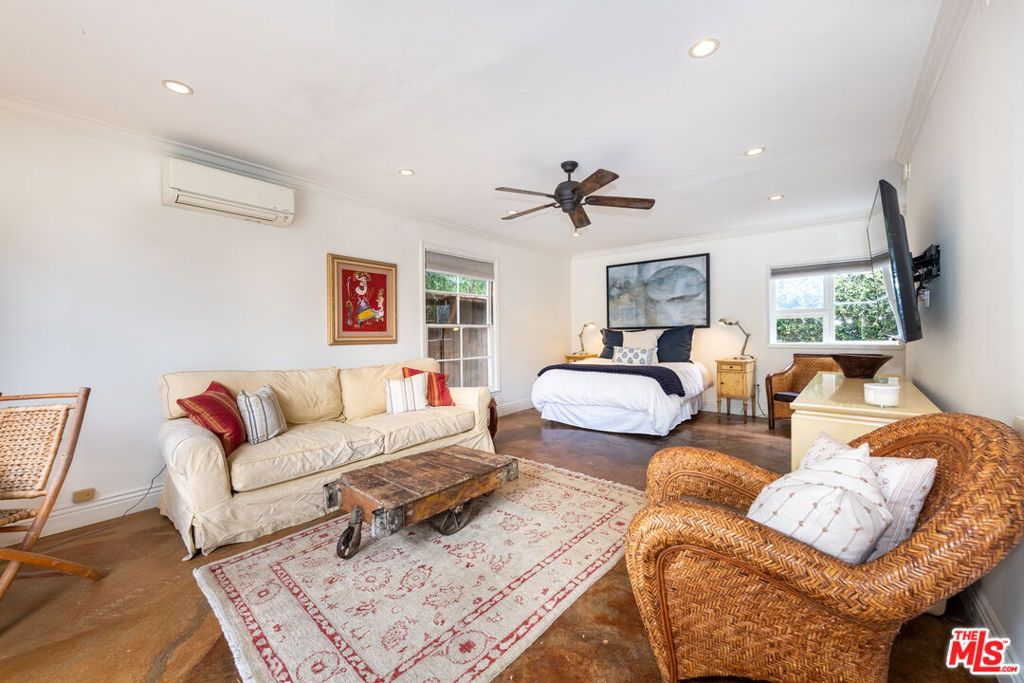 Image 26 of property listing at 5744 Calhoun Avenue, Sherman Oaks, CA 91401