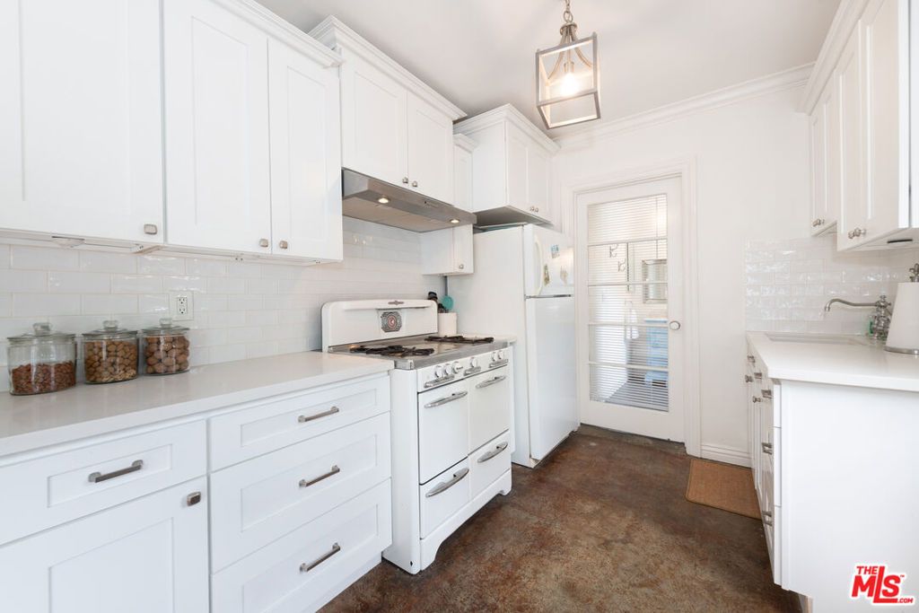 Image 28 of property listing at 5744 Calhoun Avenue, Sherman Oaks, CA 91401
