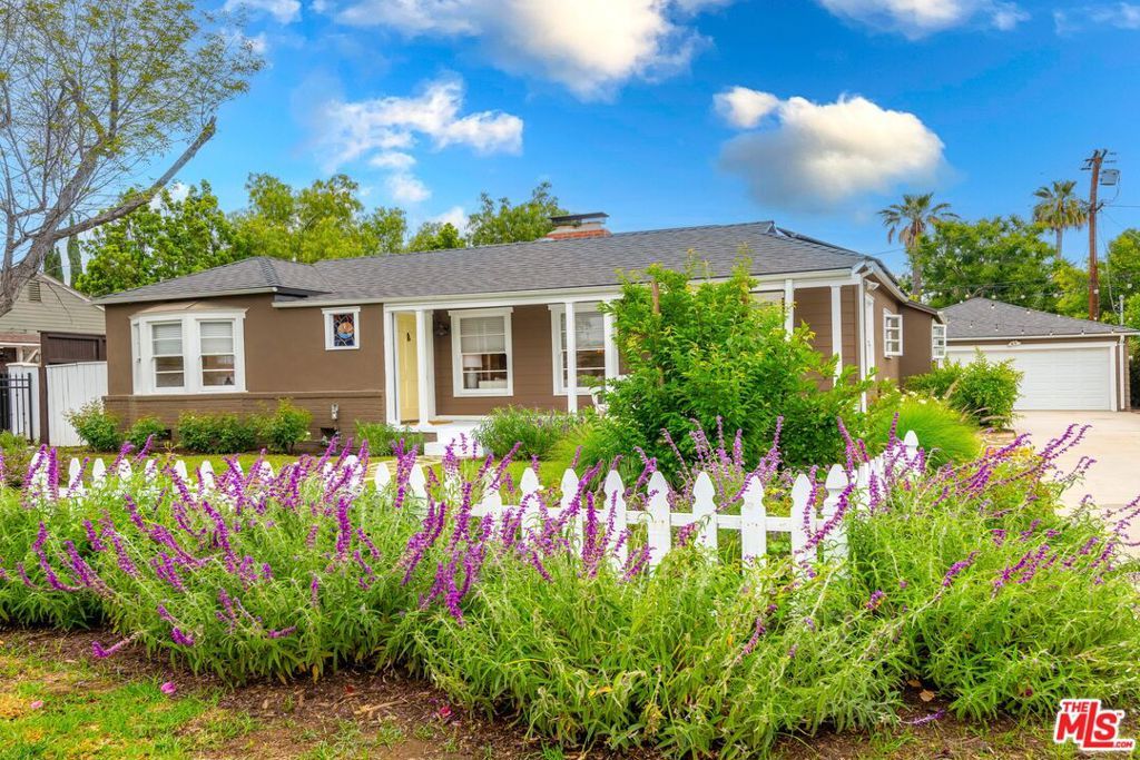Image 3 of property listing at 5744 Calhoun Avenue, Sherman Oaks, CA 91401