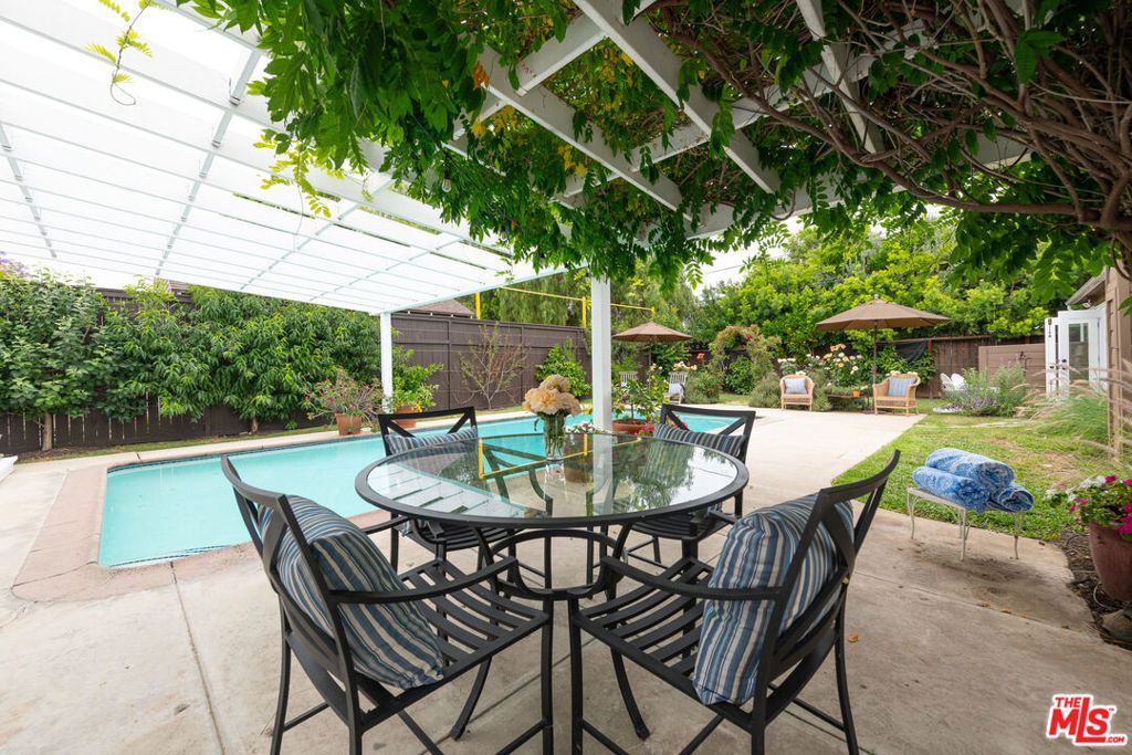 Image 32 of property listing at 5744 Calhoun Avenue, Sherman Oaks, CA 91401