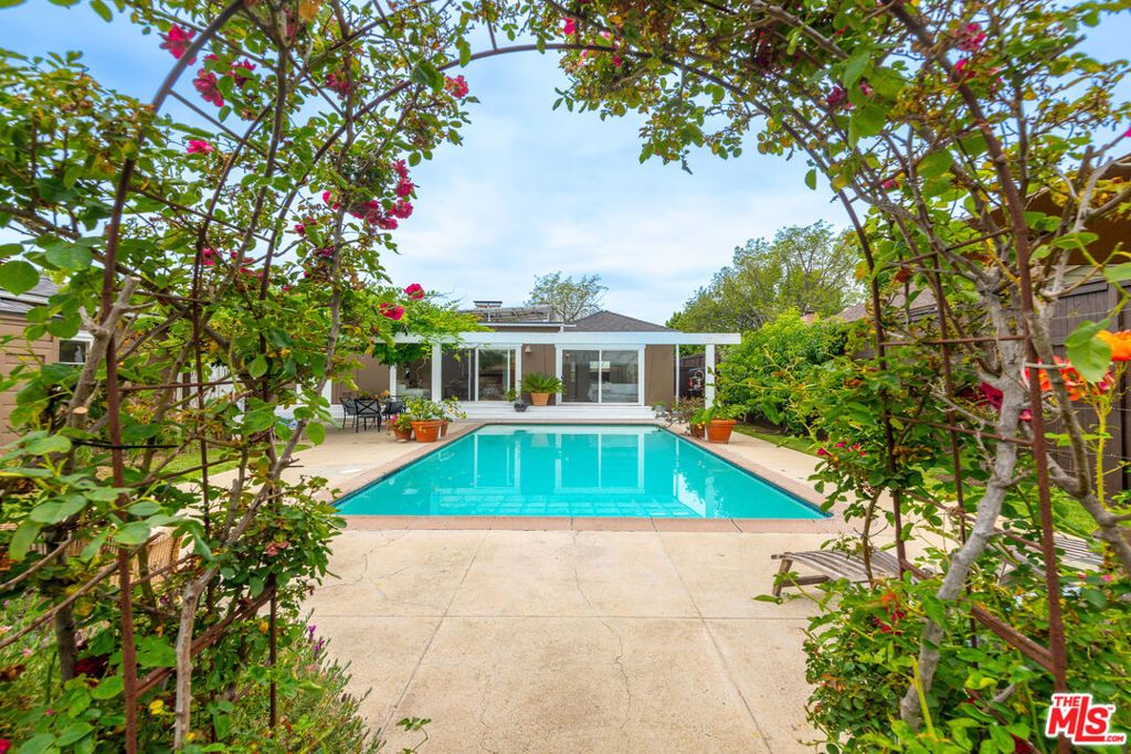 Image 36 of property listing at 5744 Calhoun Avenue, Sherman Oaks, CA 91401