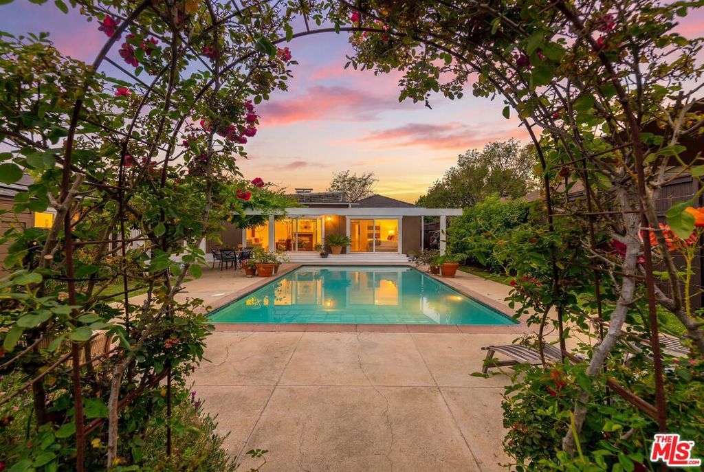 Image 37 of property listing at 5744 Calhoun Avenue, Sherman Oaks, CA 91401