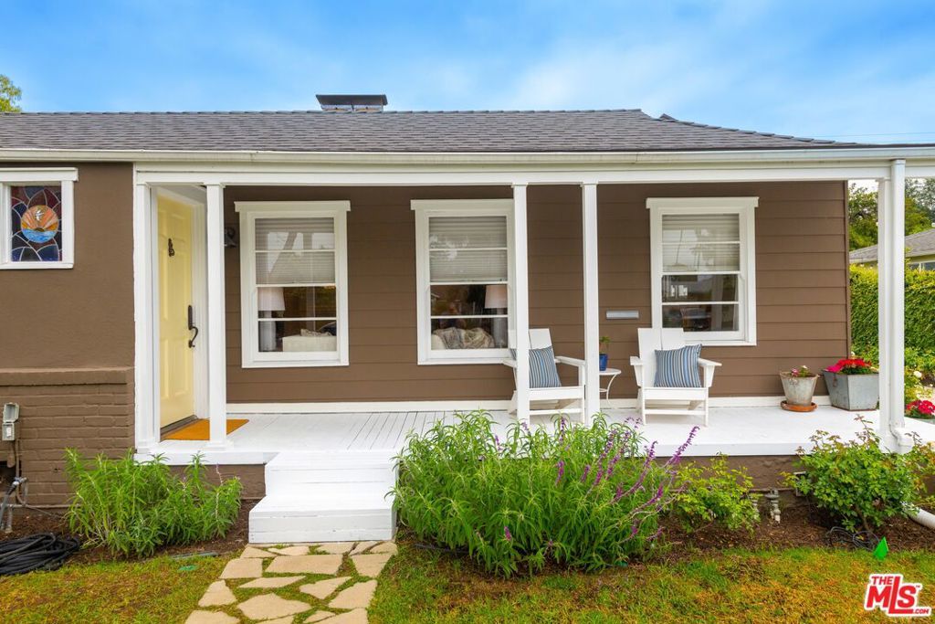 Image 4 of property listing at 5744 Calhoun Avenue, Sherman Oaks, CA 91401
