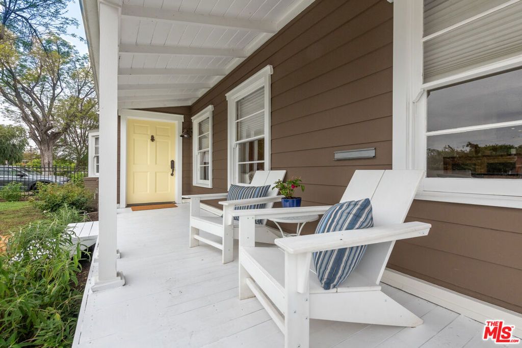 Image 5 of property listing at 5744 Calhoun Avenue, Sherman Oaks, CA 91401