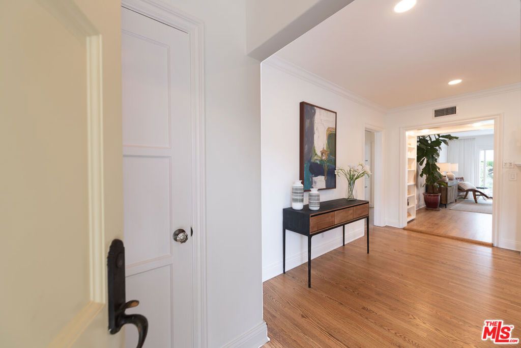 Image 6 of property listing at 5744 Calhoun Avenue, Sherman Oaks, CA 91401