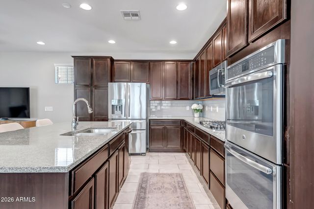 2252 S BASMATH Lane, Gilbert, AZ 85295