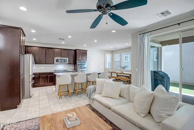 2252 S BASMATH Lane, Gilbert, AZ 85295