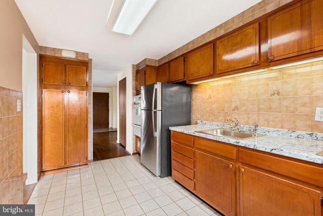 1041 FOXWOOD LN, Baltimore, MD 21221