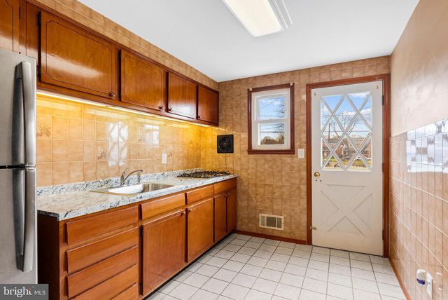 1041 FOXWOOD LN, Baltimore, MD 21221