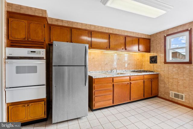 1041 FOXWOOD LN, Baltimore, MD 21221