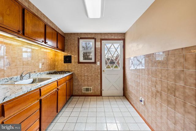 1041 FOXWOOD LN, Baltimore, MD 21221