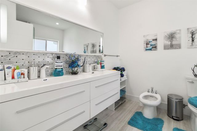 10290 SW 7th Ter, Sweetwater, FL 33174