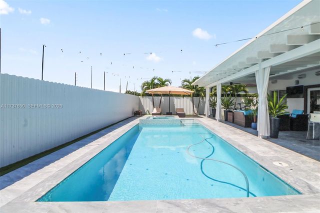 10290 SW 7th Ter, Sweetwater, FL 33174