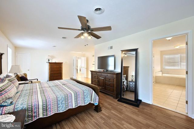 1 HICKORY LN, Littlestown, PA 17340