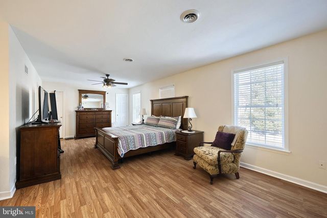 1 HICKORY LN, Littlestown, PA 17340