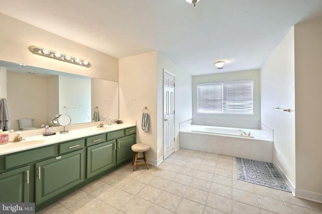 1 HICKORY LN, Littlestown, PA 17340