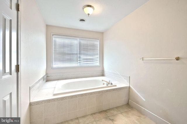 1 HICKORY LN, Littlestown, PA 17340