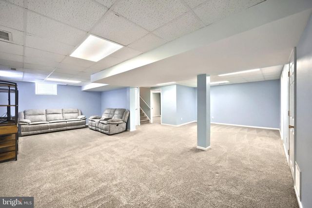 1 HICKORY LN, Littlestown, PA 17340