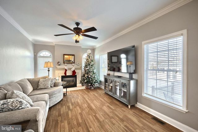 1 HICKORY LN, Littlestown, PA 17340