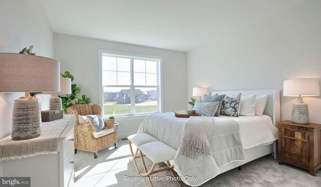 2236 S AUTUMN CHASE DR, Mechanicsburg, PA 17055