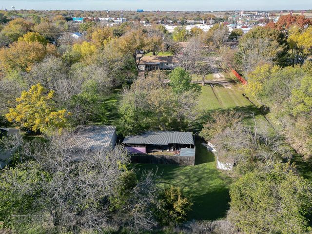 1000 E Waco Street, Ennis, TX 75119