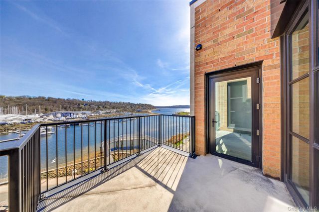 100 Garvies Point Road 1304, Glen Cove, NY 11542