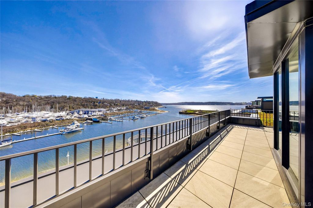 100 Garvies Point Road 1304, Glen Cove, NY 11542