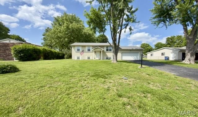 5 Milky Way Drive, St Charles, MO 63304