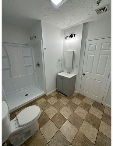 126 Lincoln St 2R, Worcester, MA 01602