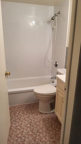 9 Longwood Dr 4, Andover, MA 01810