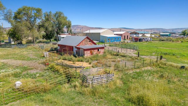 1460 Joe Wright Road, Klamath Falls, OR 97603