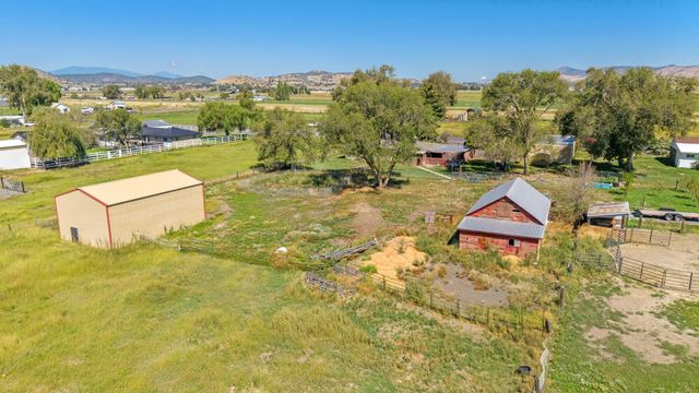 1460 Joe Wright Road, Klamath Falls, OR 97603
