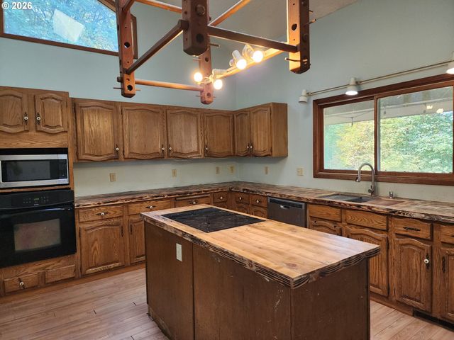 16750 S STONE HILL Dr, Molalla, OR 97038