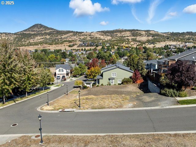 4719 HATHAWAY Dr, Medford, OR 97504