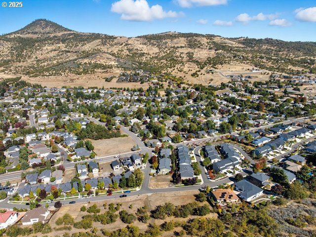 4719 HATHAWAY Dr, Medford, OR 97504