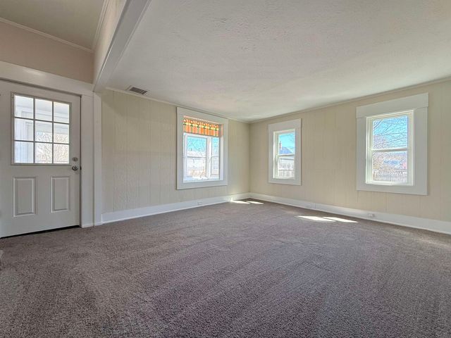 8 Holman Street, Hillsborough, NH 03221