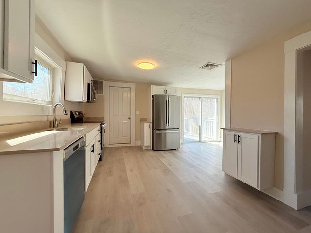 8 Holman Street, Hillsborough, NH 03221