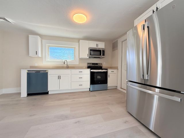 8 Holman Street, Hillsborough, NH 03221