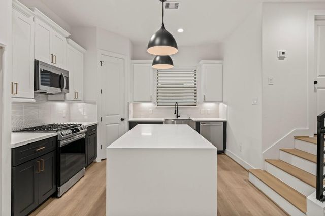 816 Curtin Street D, Houston, TX 77018