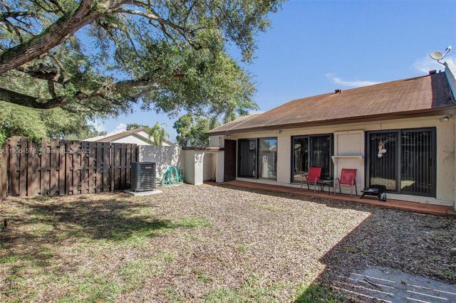 1590 NW 98th Ter, Pembroke Pines, FL 33024