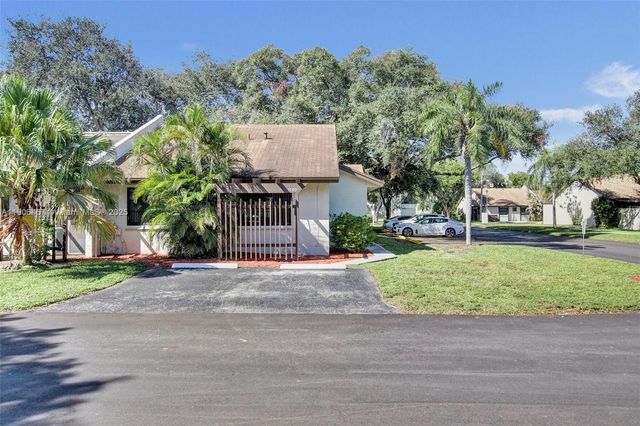 1590 NW 98th Ter, Pembroke Pines, FL 33024