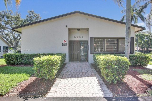 1590 NW 98th Ter, Pembroke Pines, FL 33024