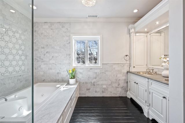 110 KENILWORTH Avenue, Kenilworth, IL 60043