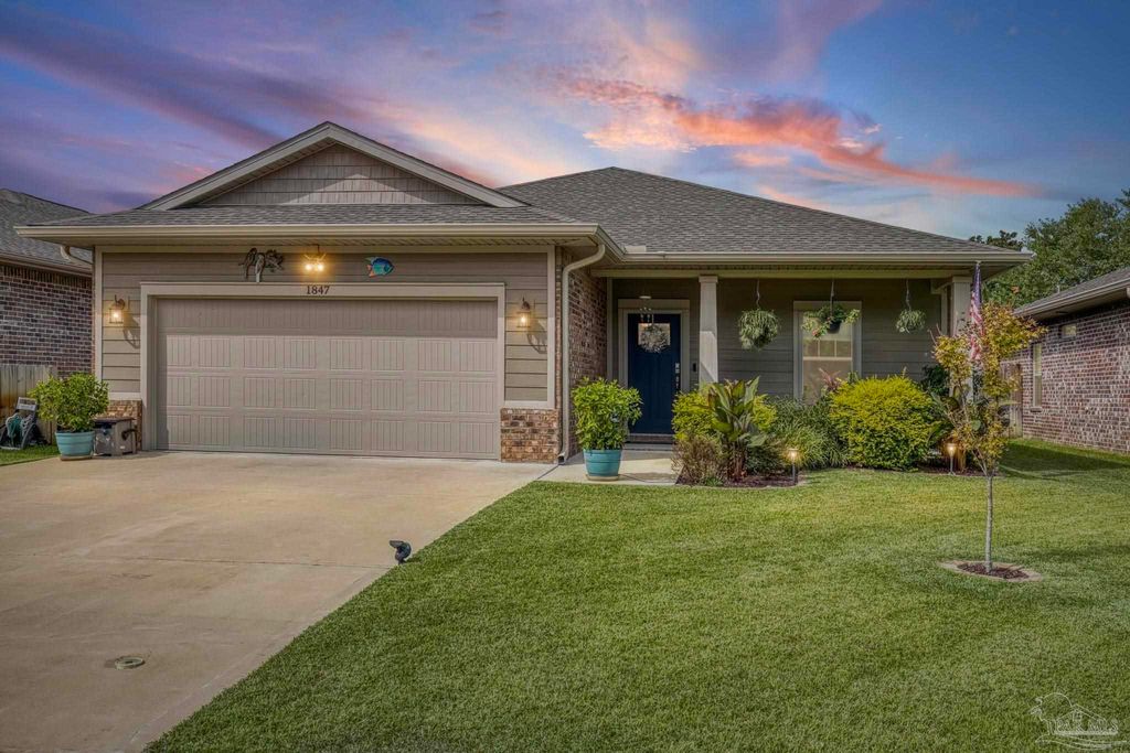 1847 Medlin Ct, Navarre, FL 32566